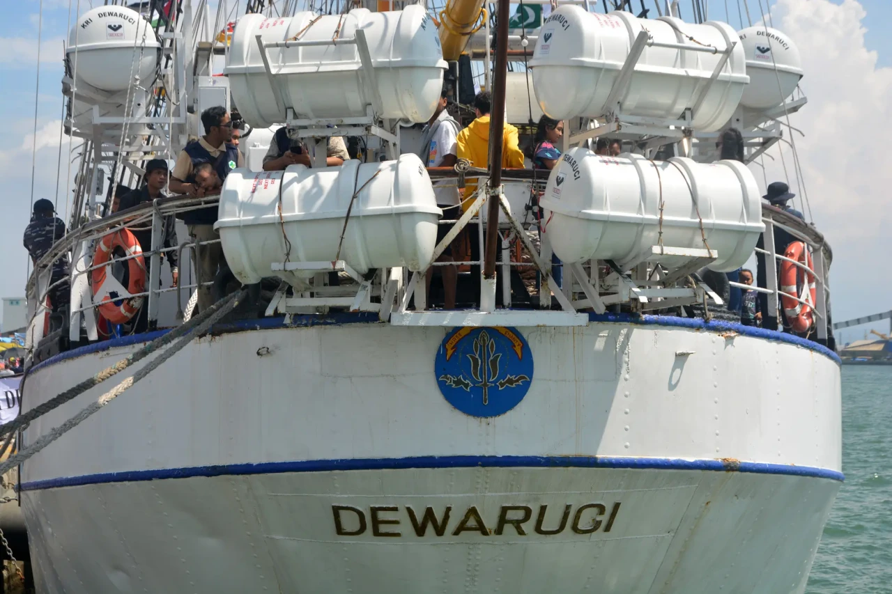 Menikmati KRI Dewaruci...