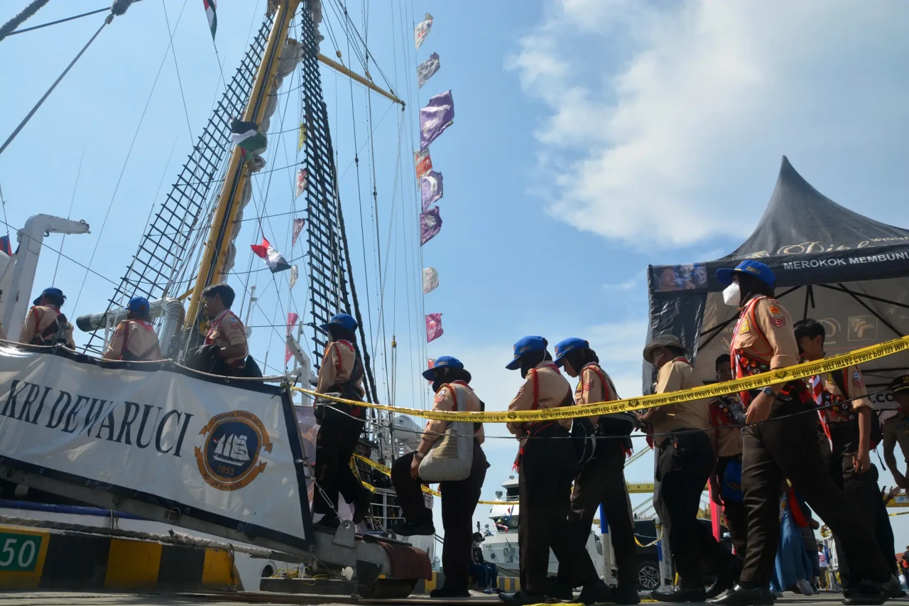 Menikmati KRI Dewaruci...