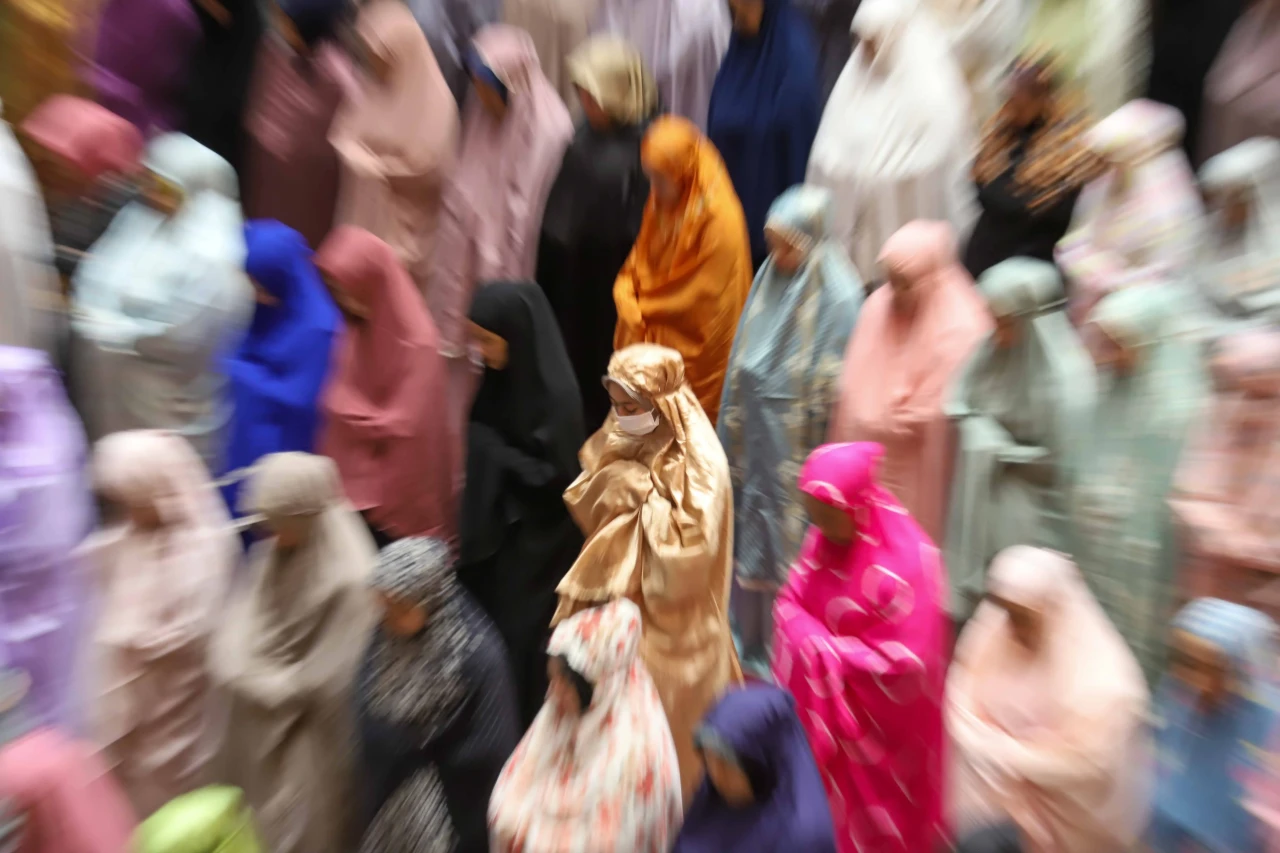 Salat Tarawih di Masjid...