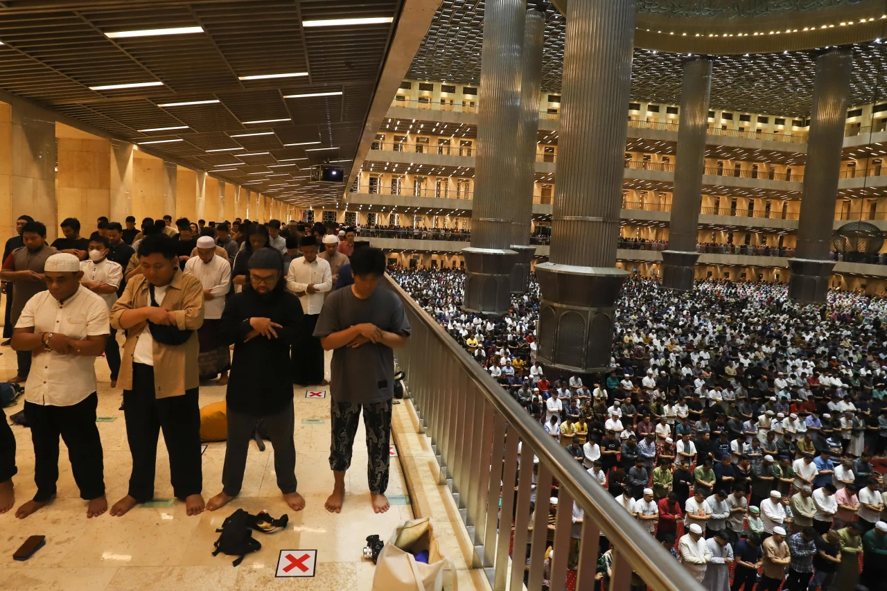 Salat Tarawih di Masjid...