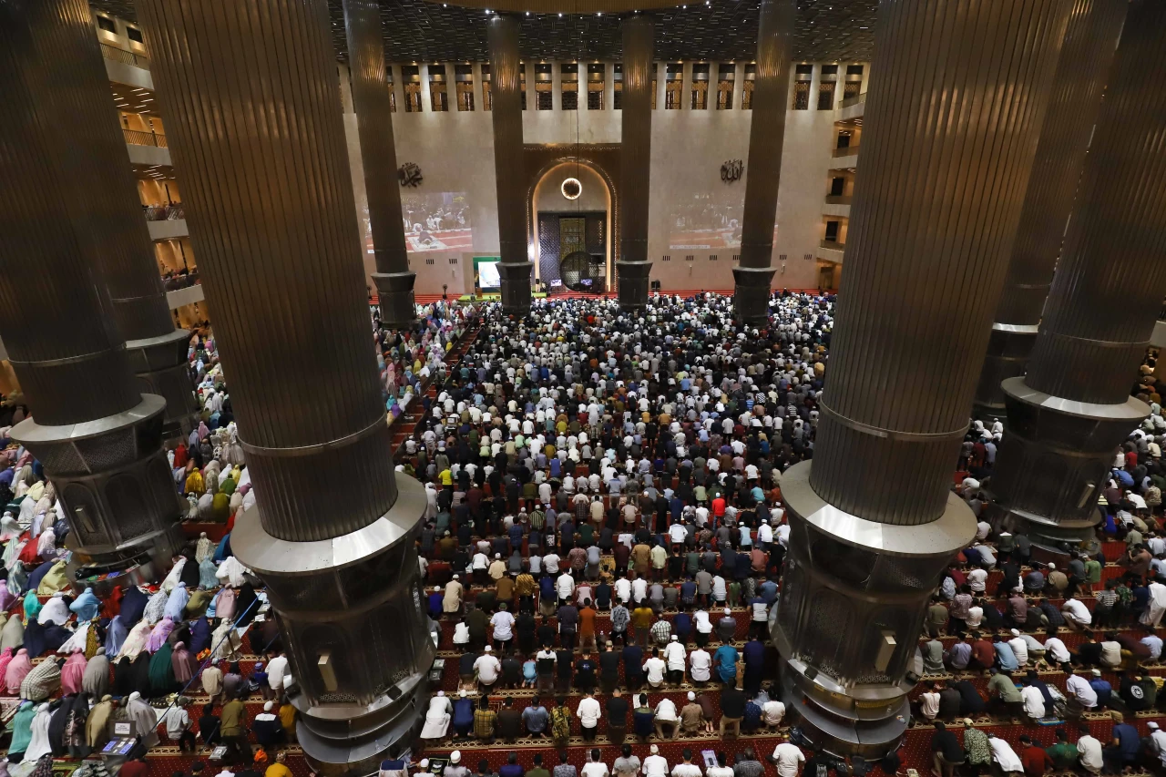 Salat Tarawih di Masjid...