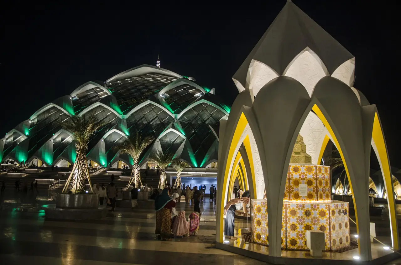 Melihat Keindahan Masjid...