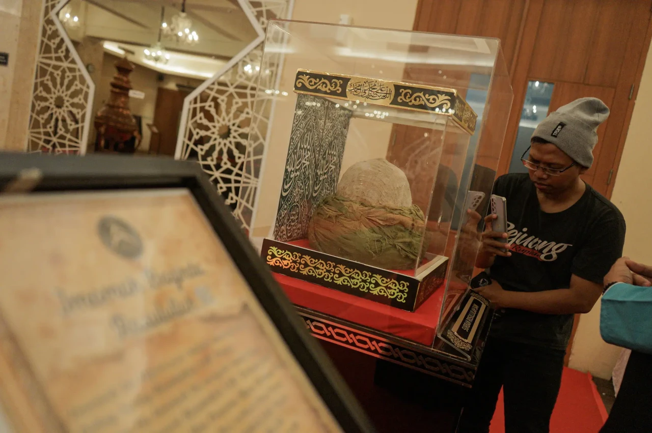 Melihat Pameran Artefak...