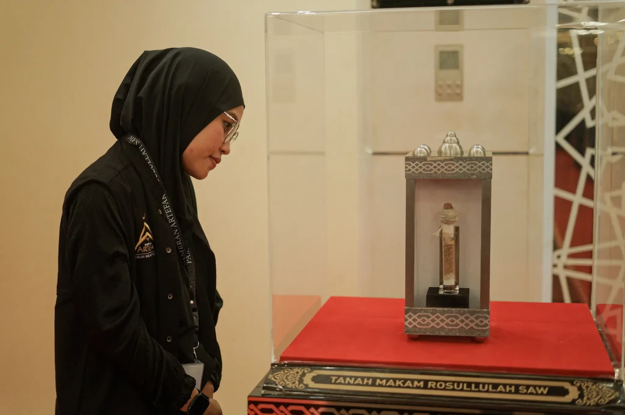 Melihat Pameran Artefak...