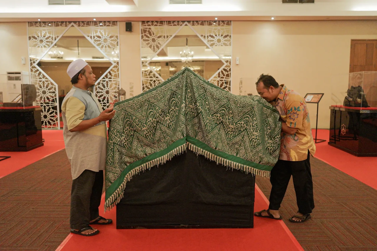 Melihat Pameran Artefak...