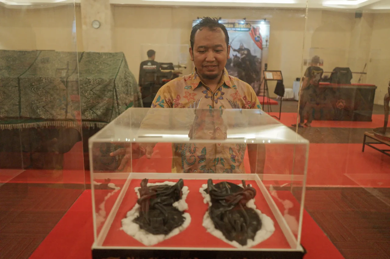 Melihat Pameran Artefak...