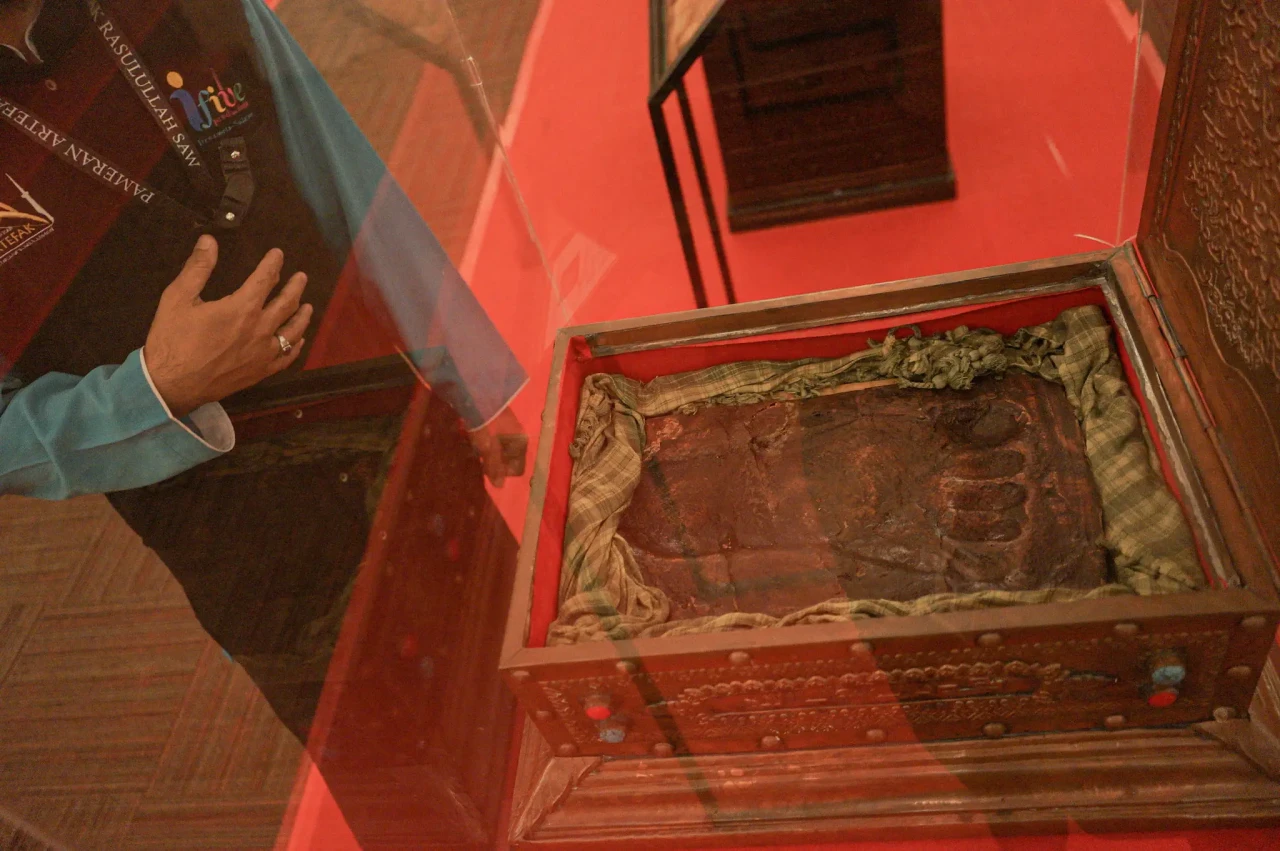 Melihat Pameran Artefak...