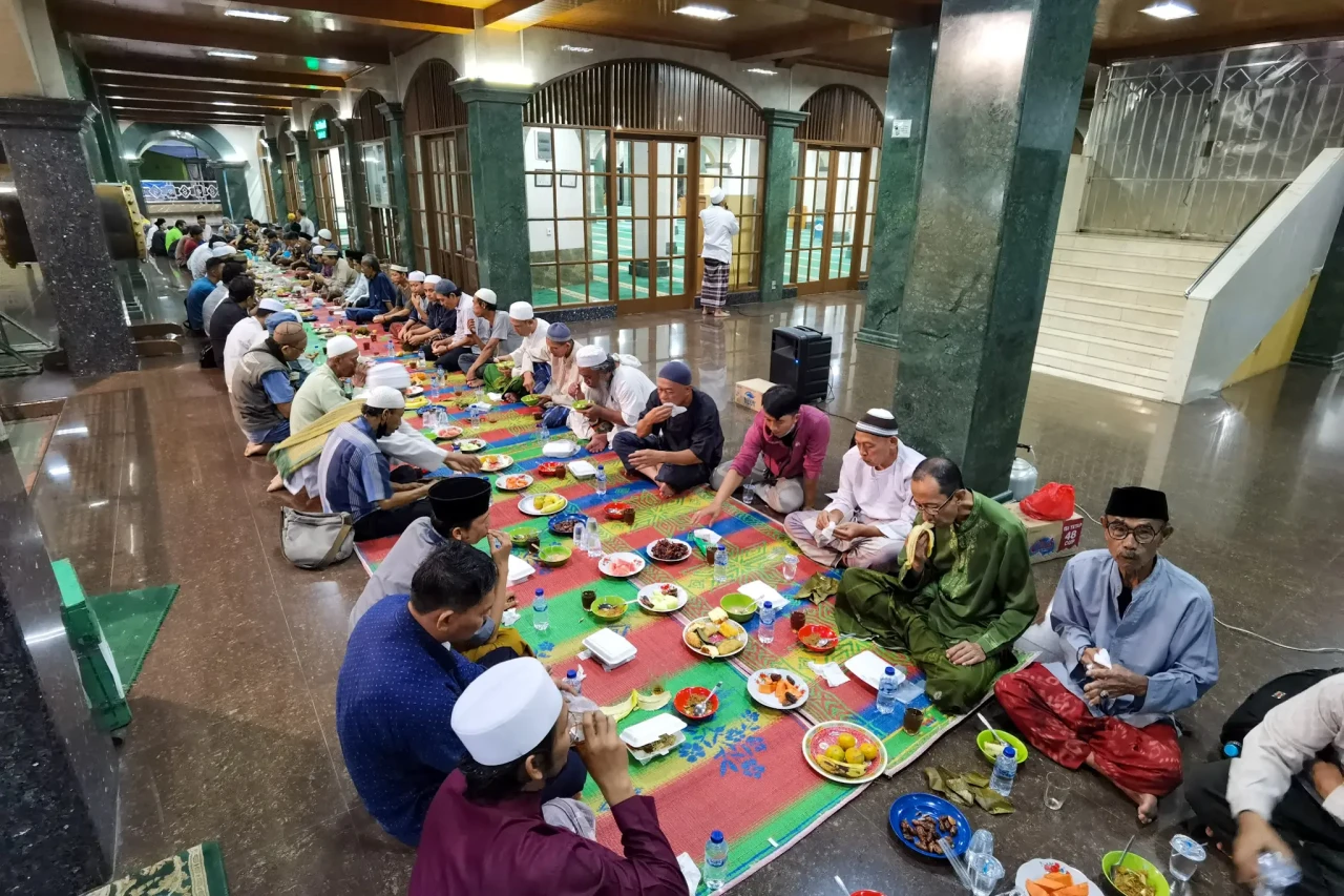Tradisi Buka Puasa Bersama...