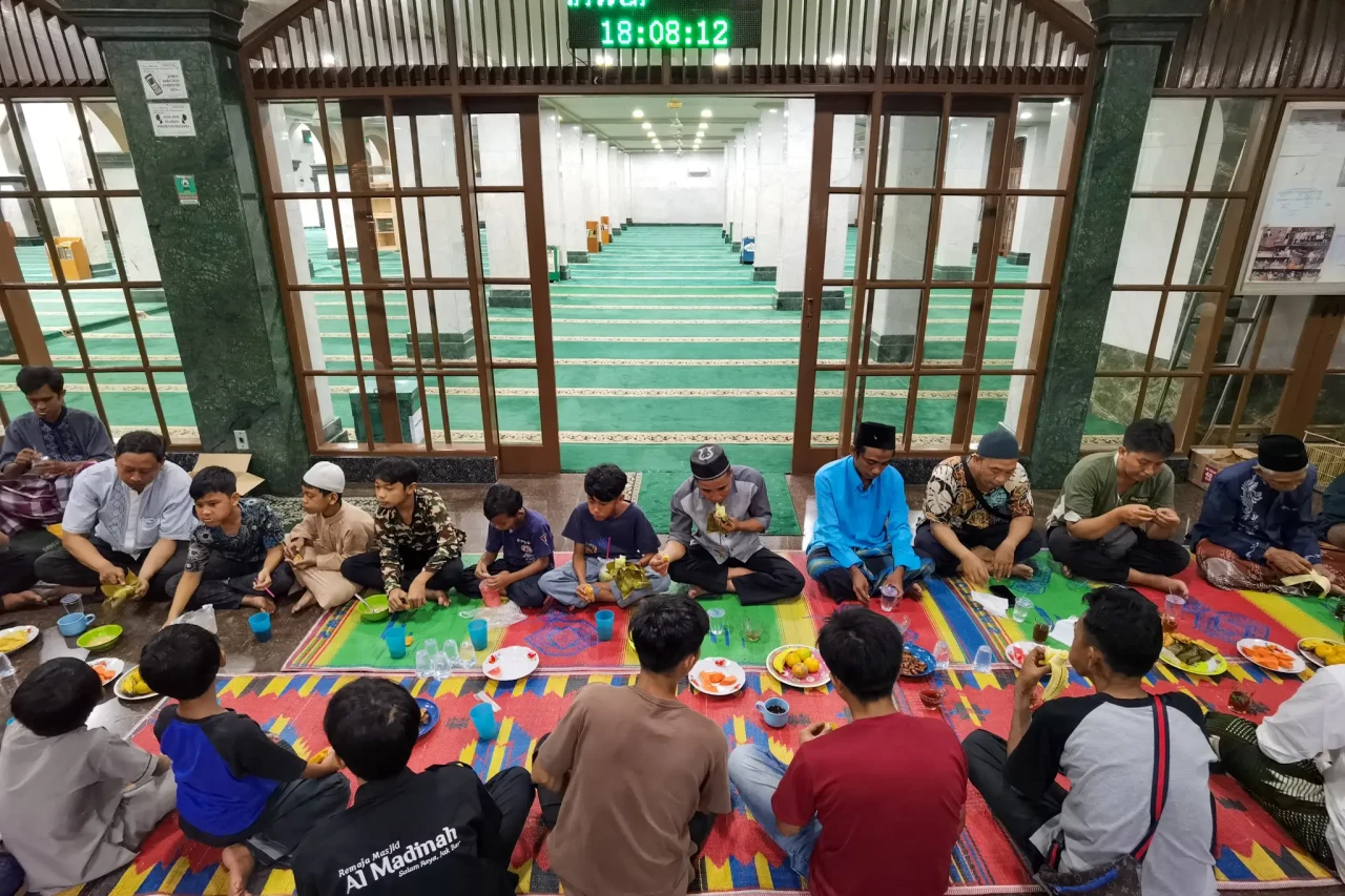 Tradisi Buka Puasa Bersama...
