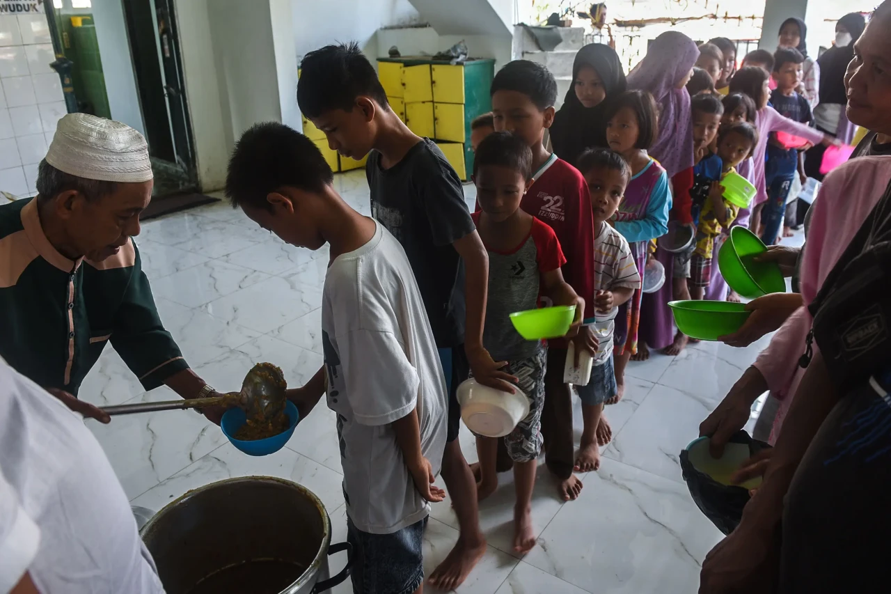 Menikamti Bubur Suro,...