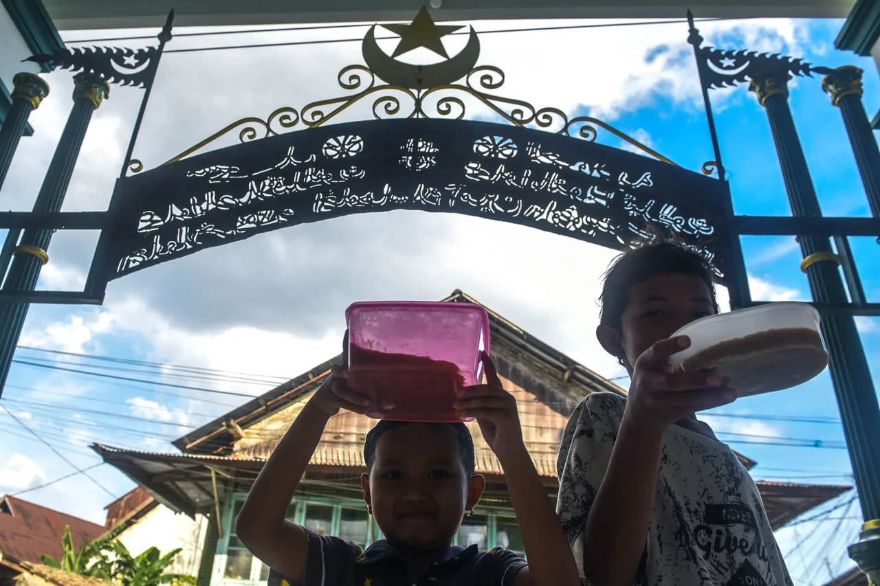 Menikamti Bubur Suro,...