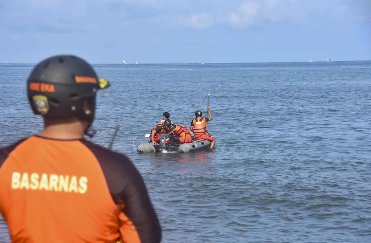 Pencarian Korban Kapal...