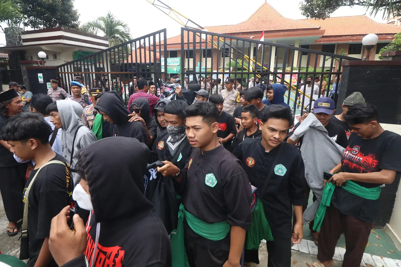 Massa Pesilat Geruduk...