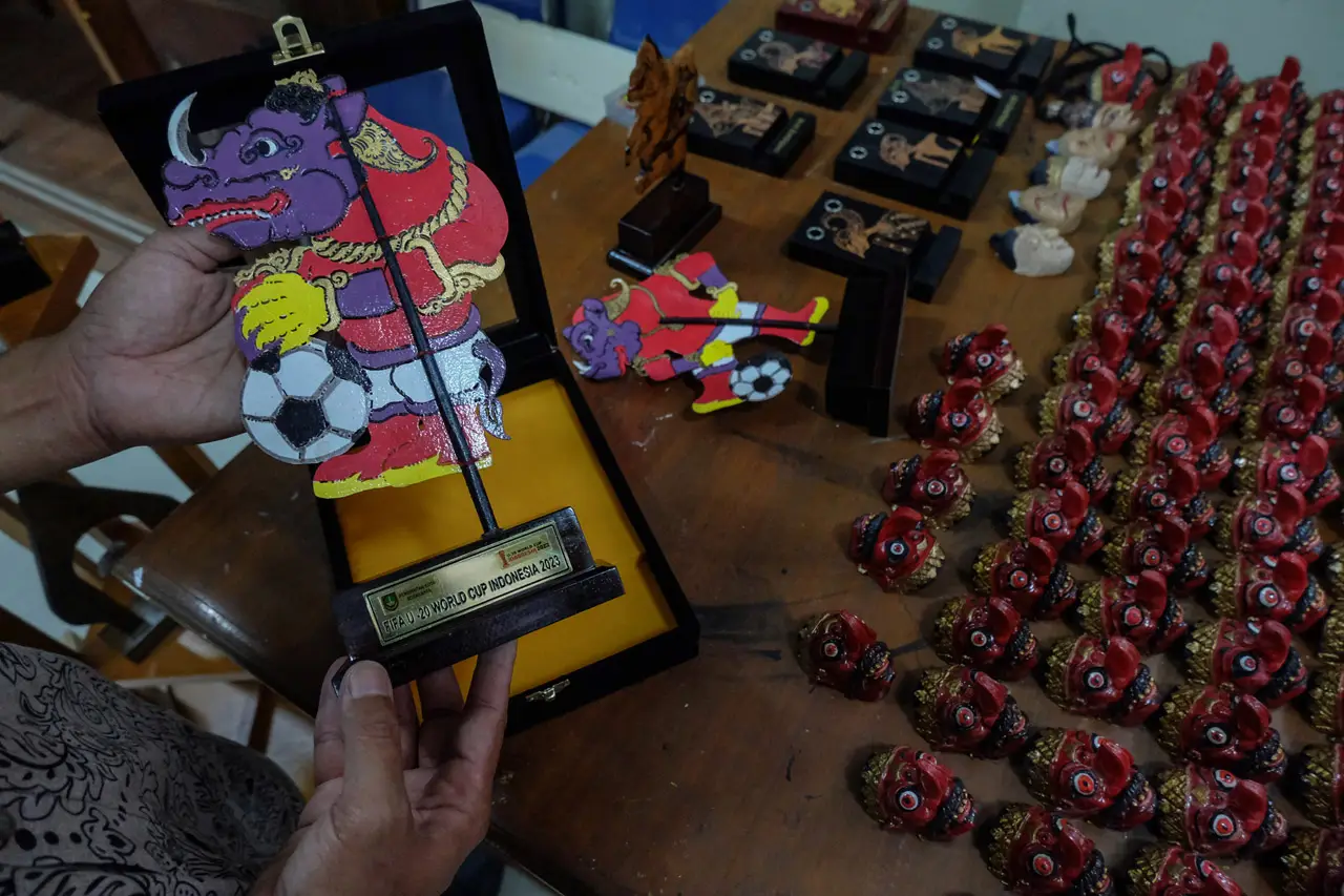 Perajin Souvenir Piala...