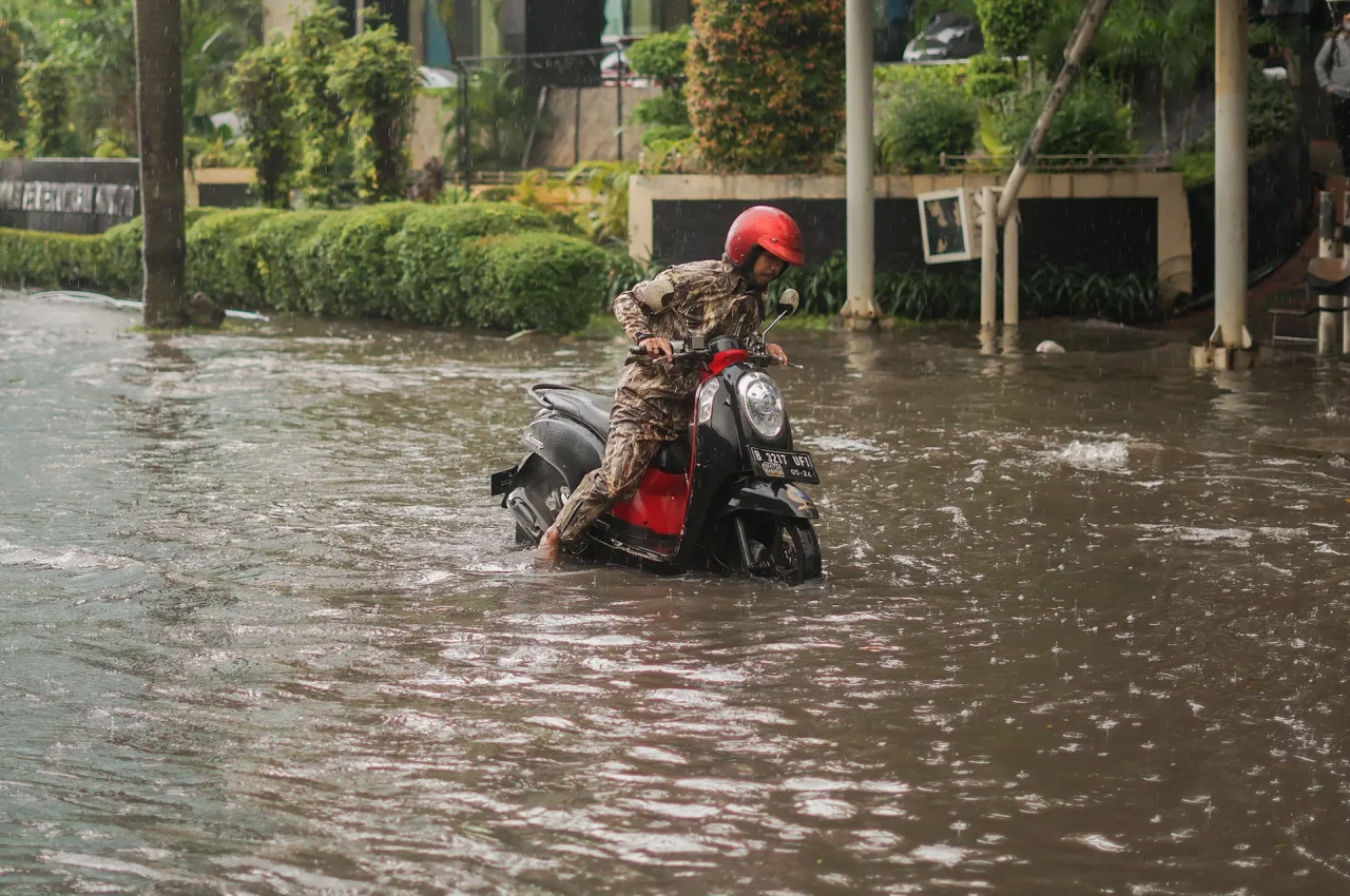 Hujan Deras, Jalan HR...