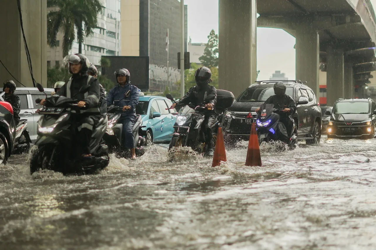 Hujan Deras, Jalan HR...