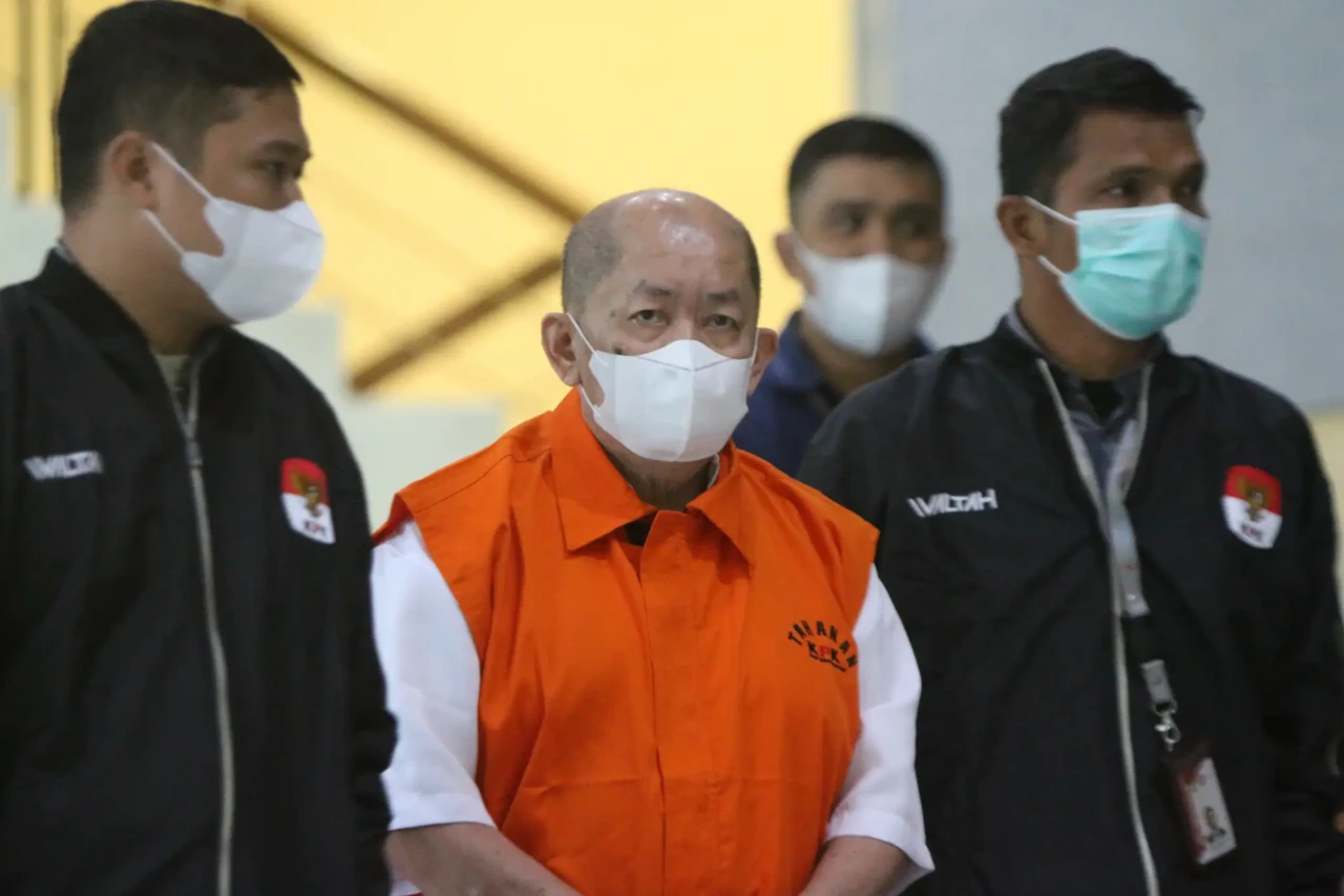 KPK Tahan Penyuap Bupati...