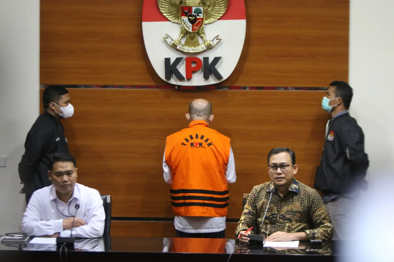 KPK Tahan Penyuap Bupati...