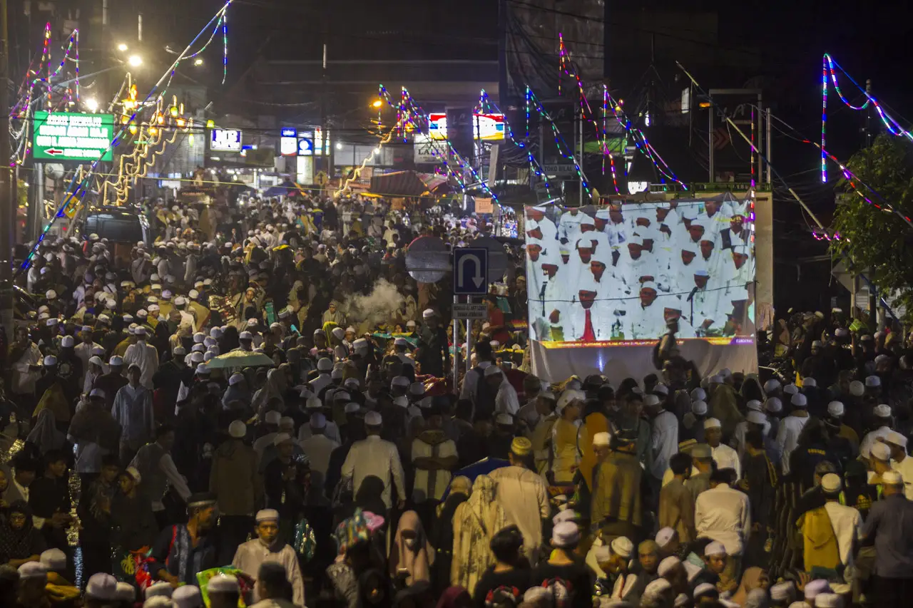 Ribuan Umat Muslim Hadiri...