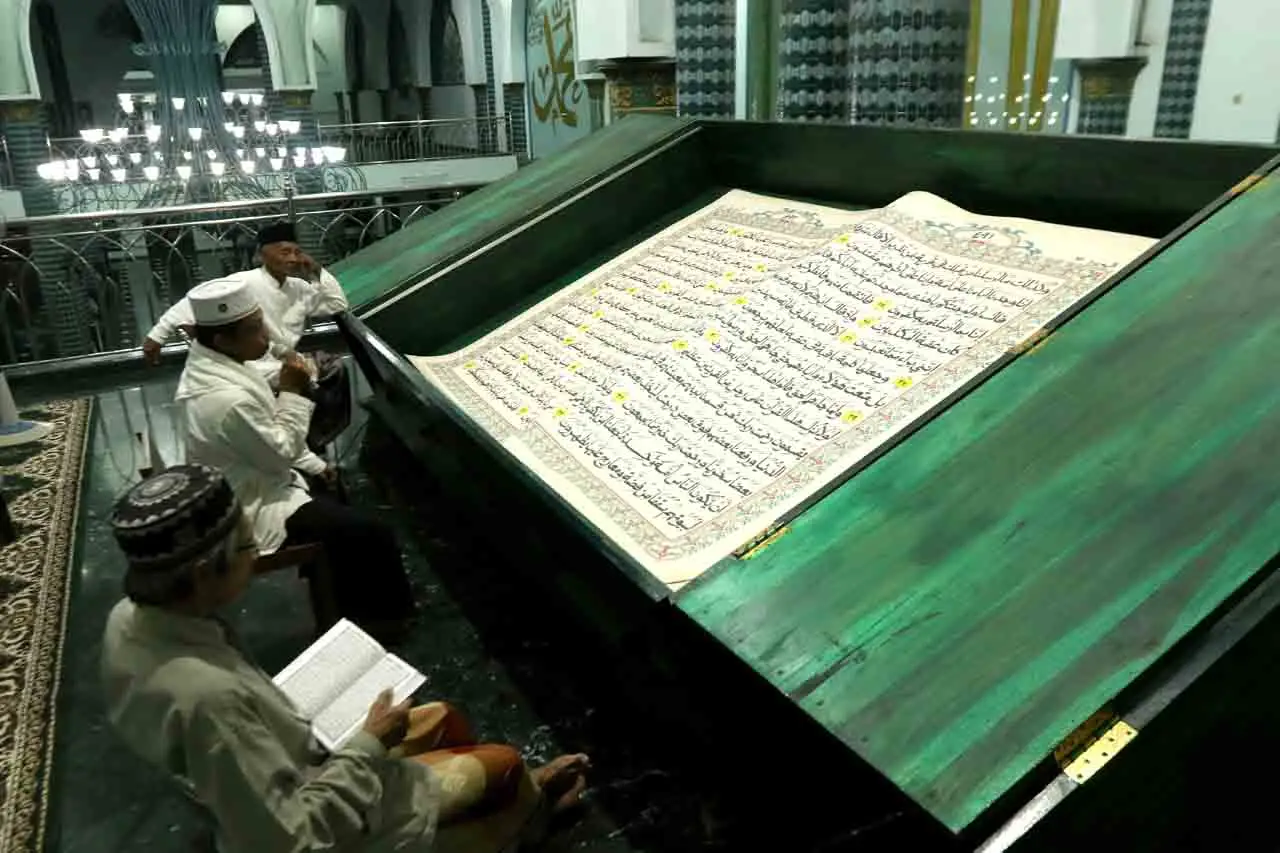 Tadarus Al Quran Raksasa...