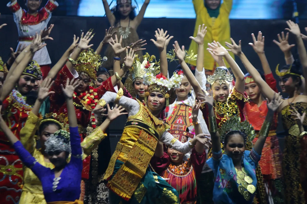 Belantara Budaya Gandeng...