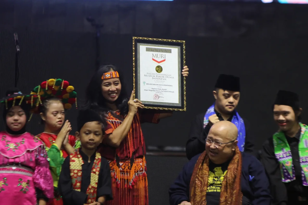Belantara Budaya Gandeng...