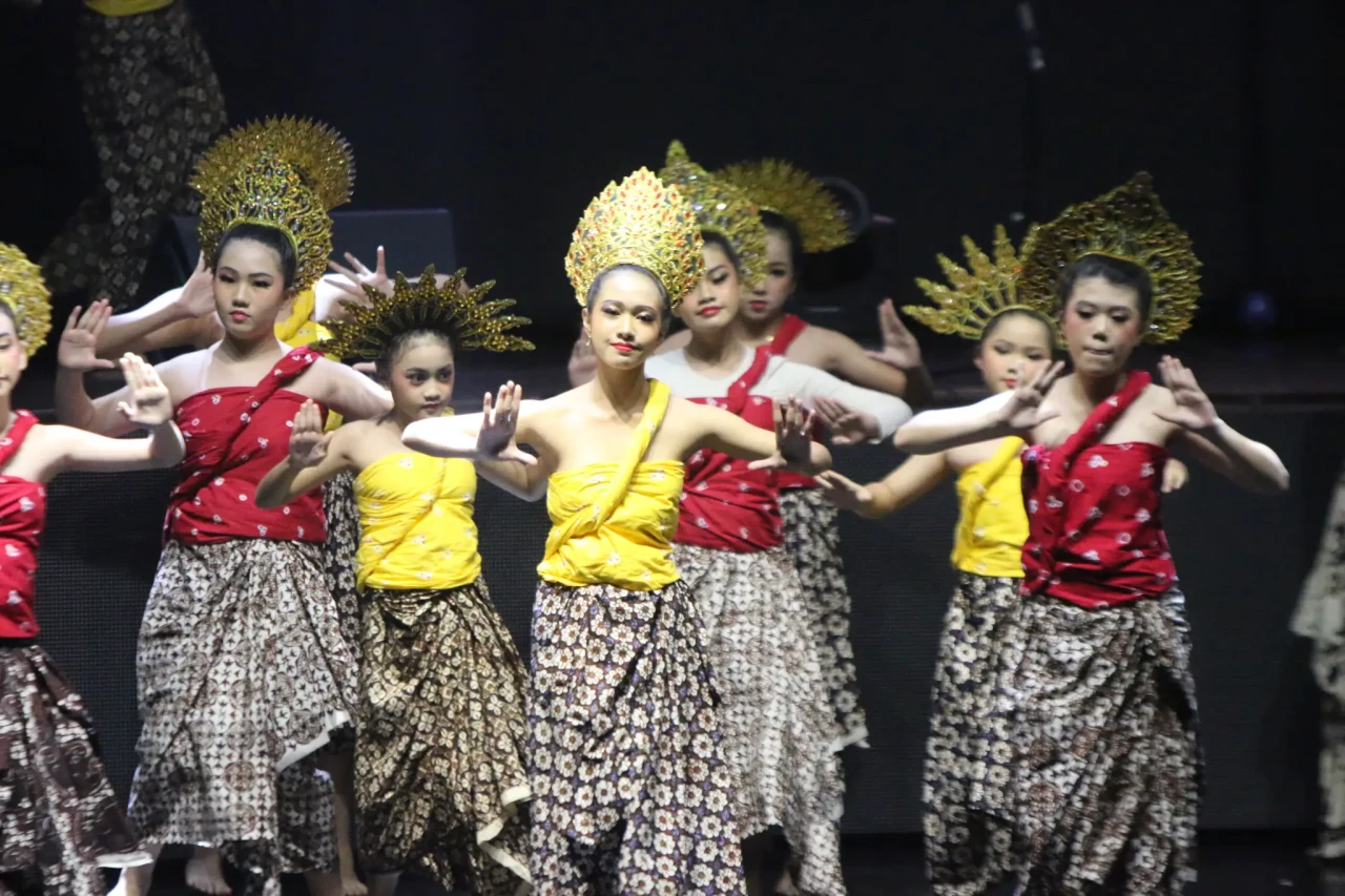 Belantara Budaya Gandeng...