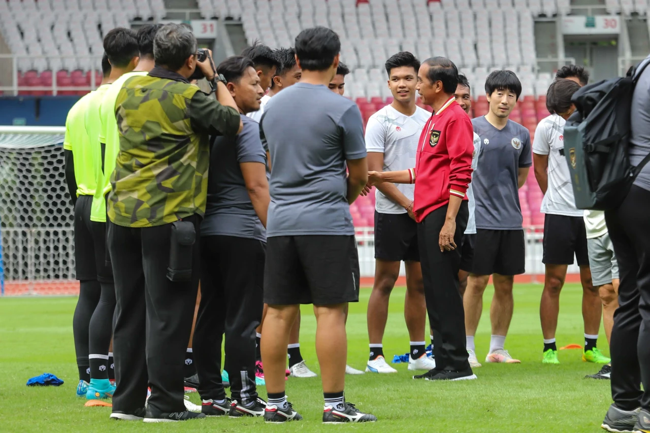 Jokowi Temui Tim Indonesia...