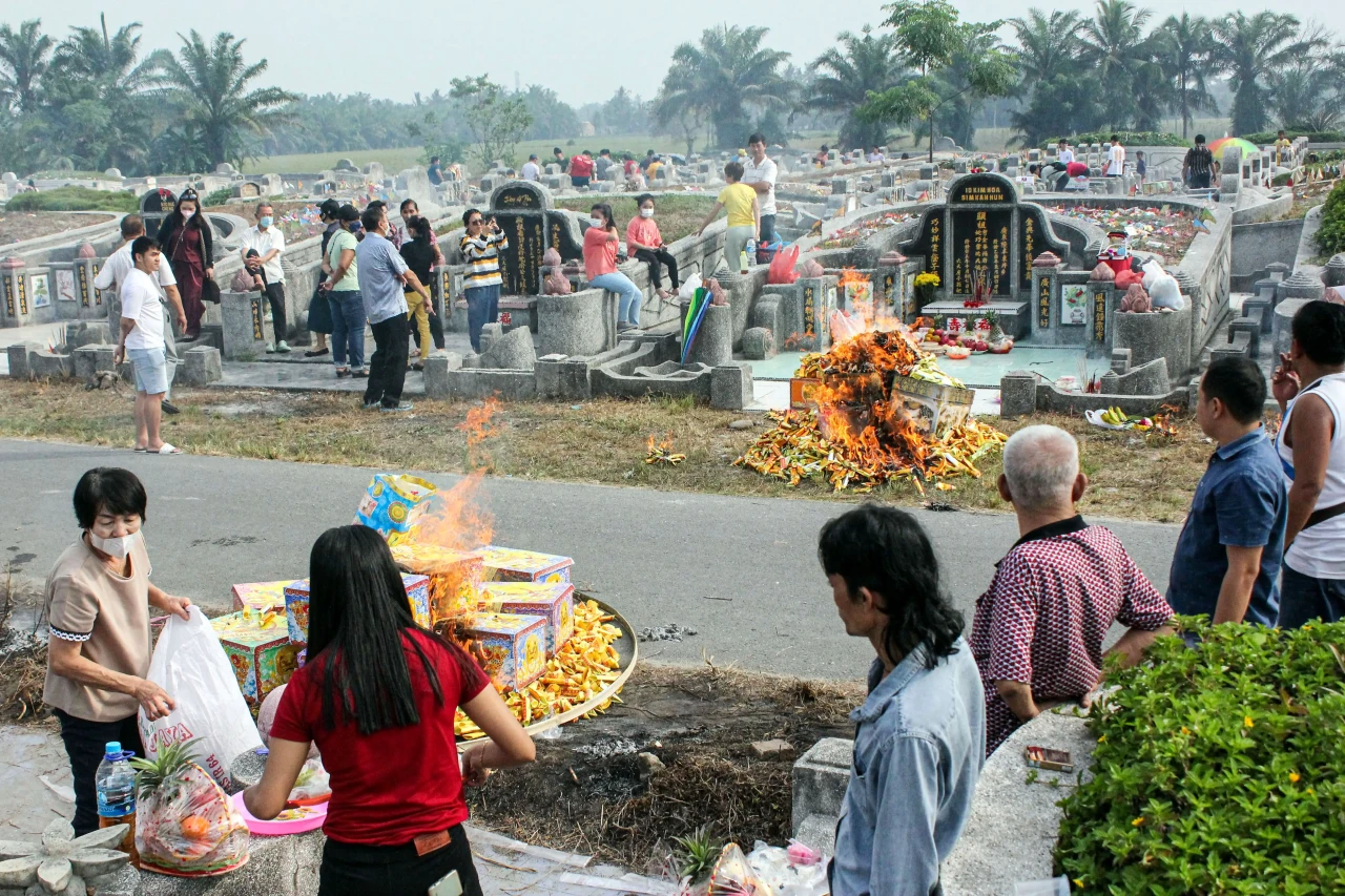 Tradisi Ceng Beng Warga...