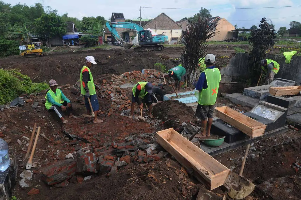 202 Makam Warga Direlokasi...