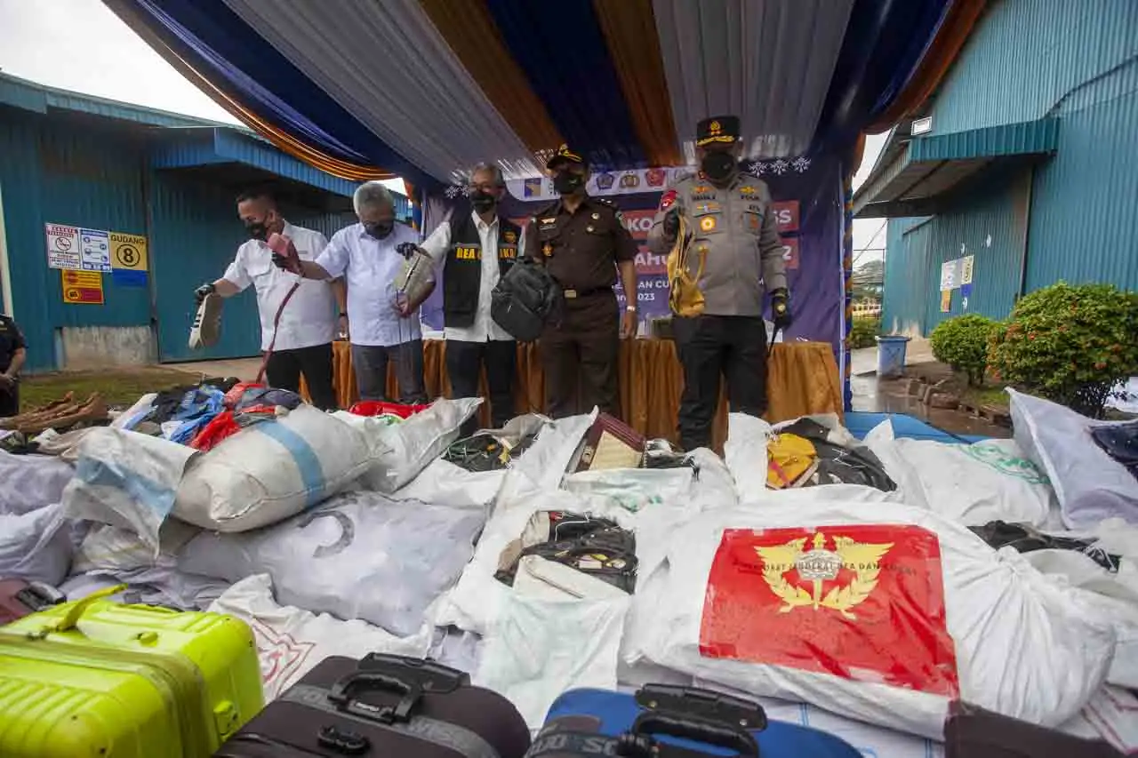 Bea Cukai Batam Musnahkan...
