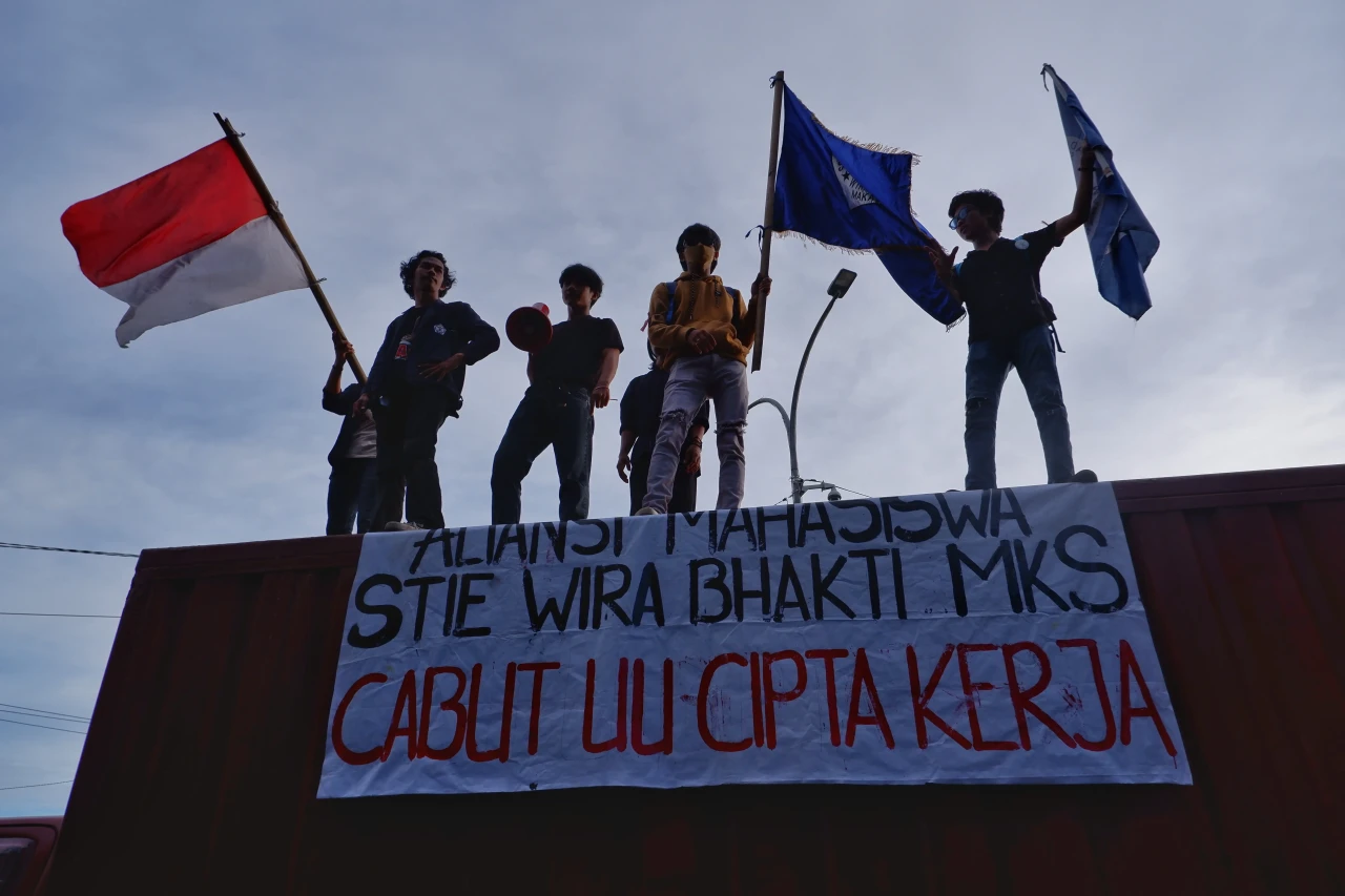Mahasiswa Gelar Aksi...