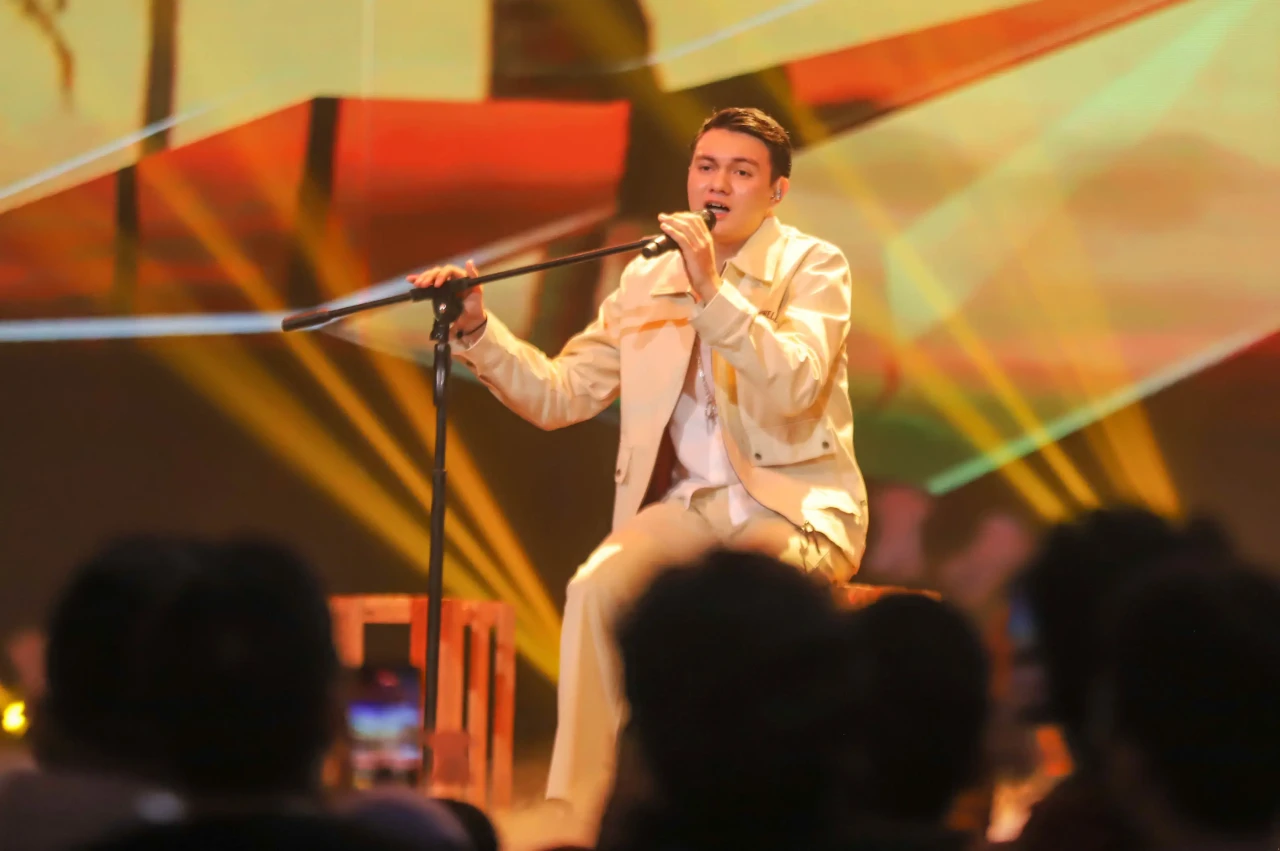Paul Bawakan Lagu Komang...