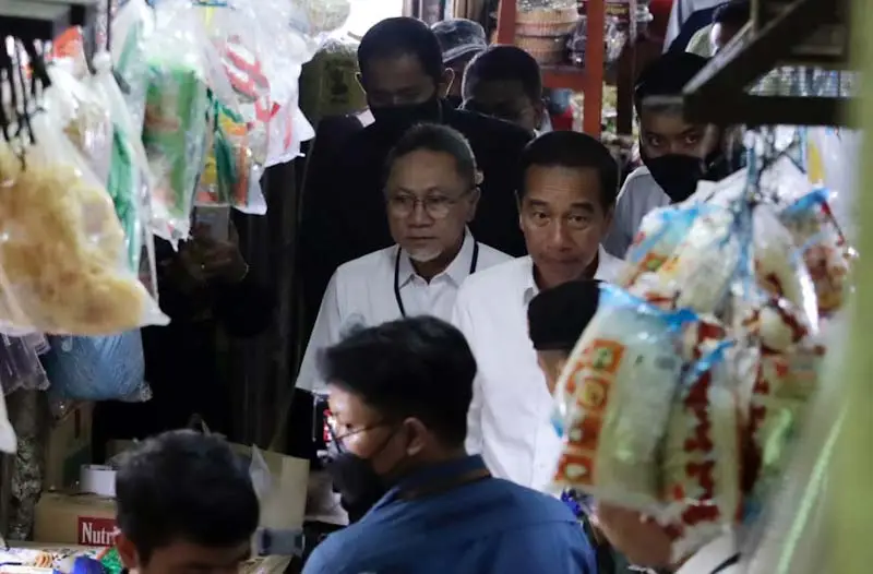Presiden Jokowi Lebih...