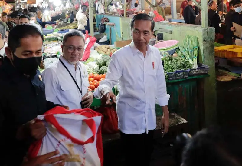 Presiden Jokowi Lebih...