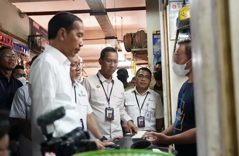 Presiden Jokowi Lebih...