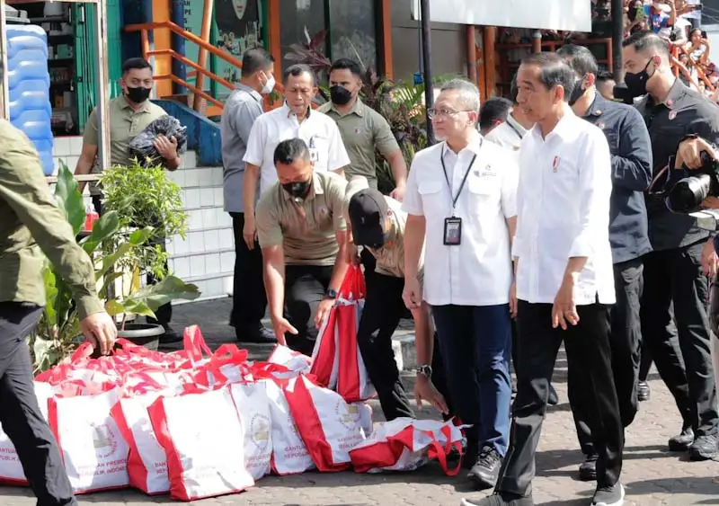 Presiden Jokowi Lebih...