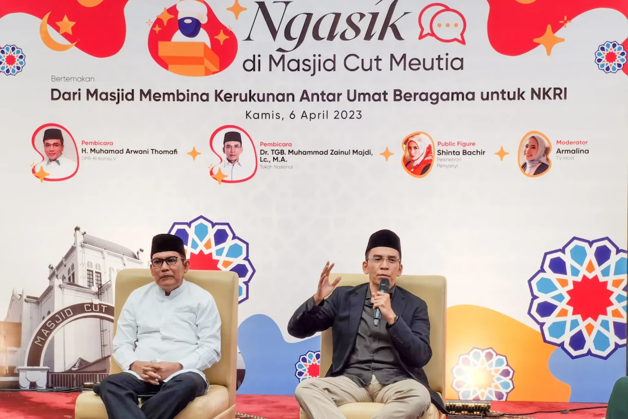 Dari Masjid Membina...