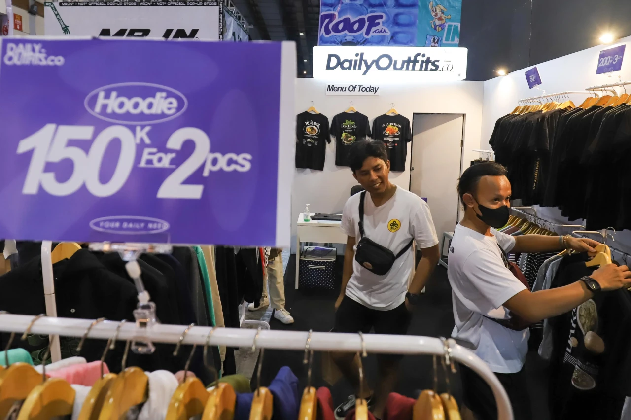 Berburu Baju untuk Hari...