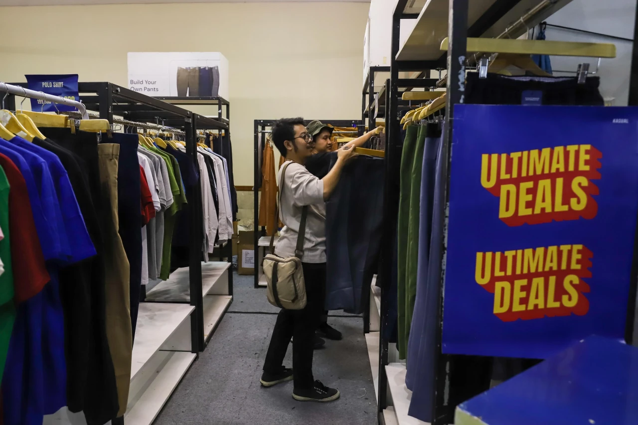 Berburu Baju untuk Hari...