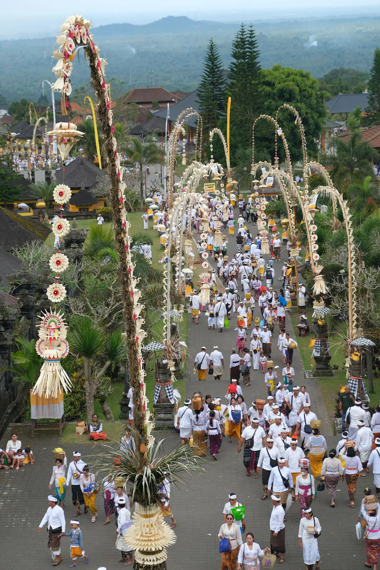 Ribuan Umat Hindu Ikuti...