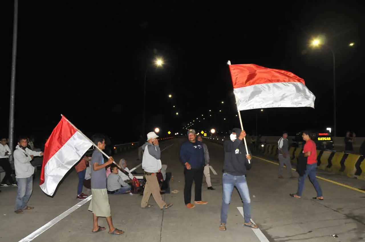 Aksi Warga Tutup Jalan...