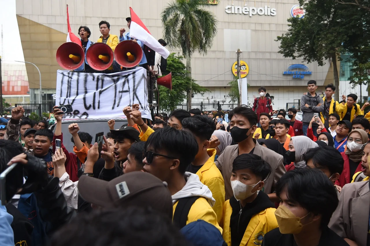 Aksi Teatrikal Mahasiswa...