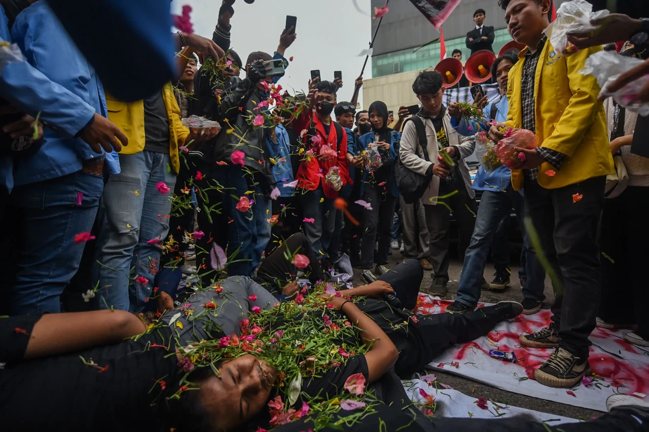 Aksi Teatrikal Mahasiswa...