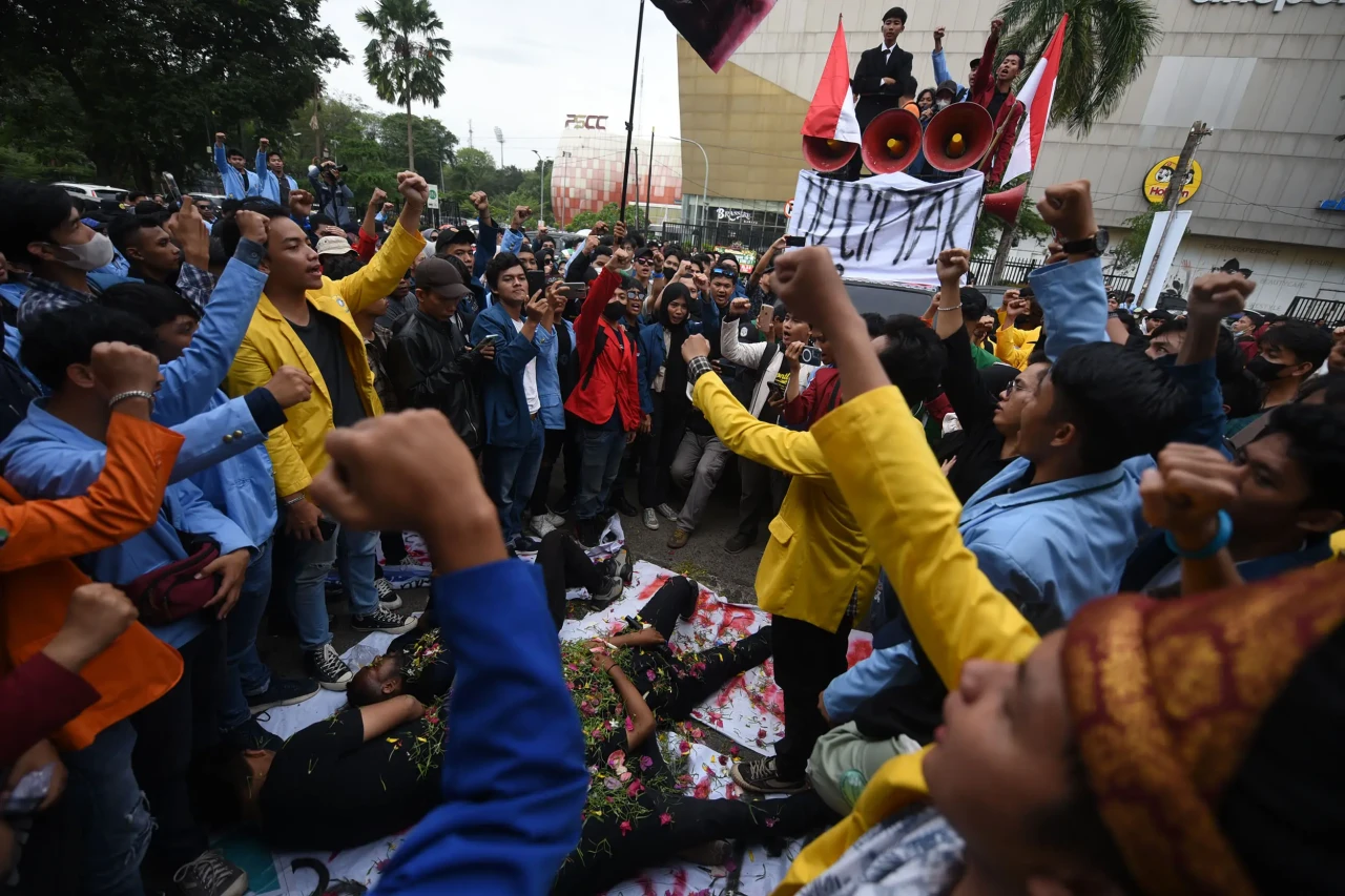 Aksi Teatrikal Mahasiswa...