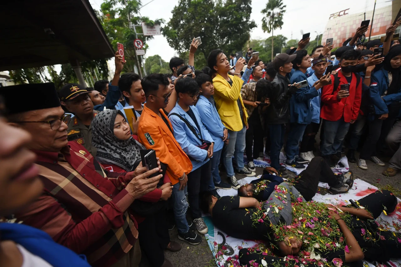 Aksi Teatrikal Mahasiswa...