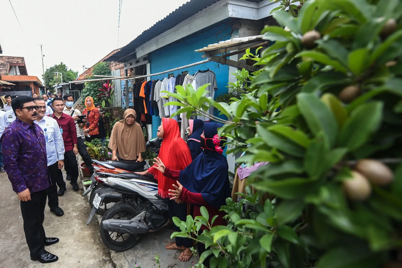 Menteri ATR Serahkan...