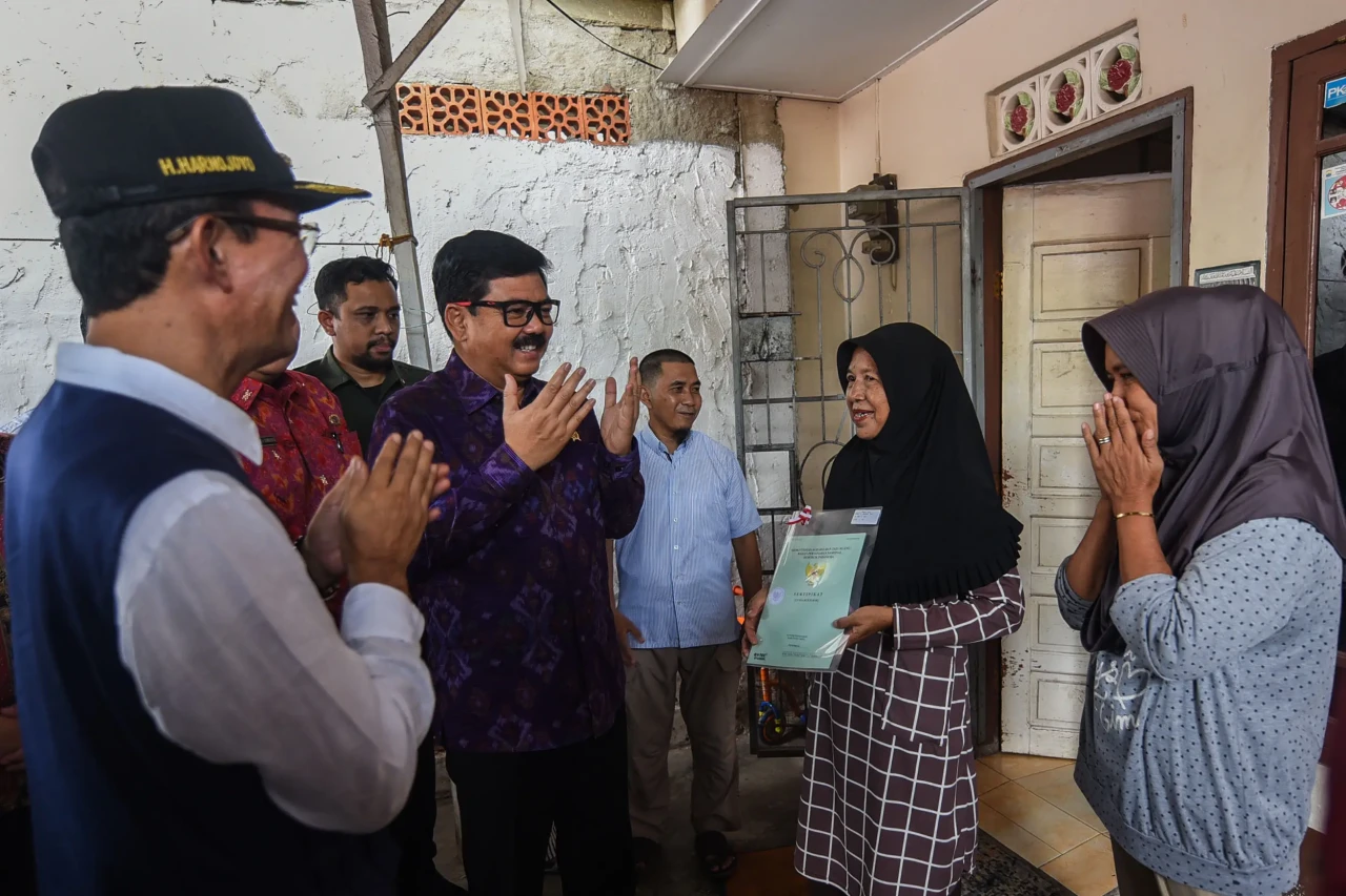 Menteri ATR Serahkan...