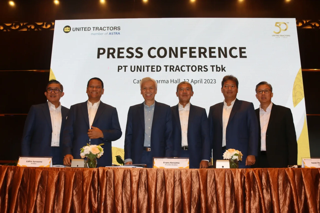 United Tractors Bagikan...
