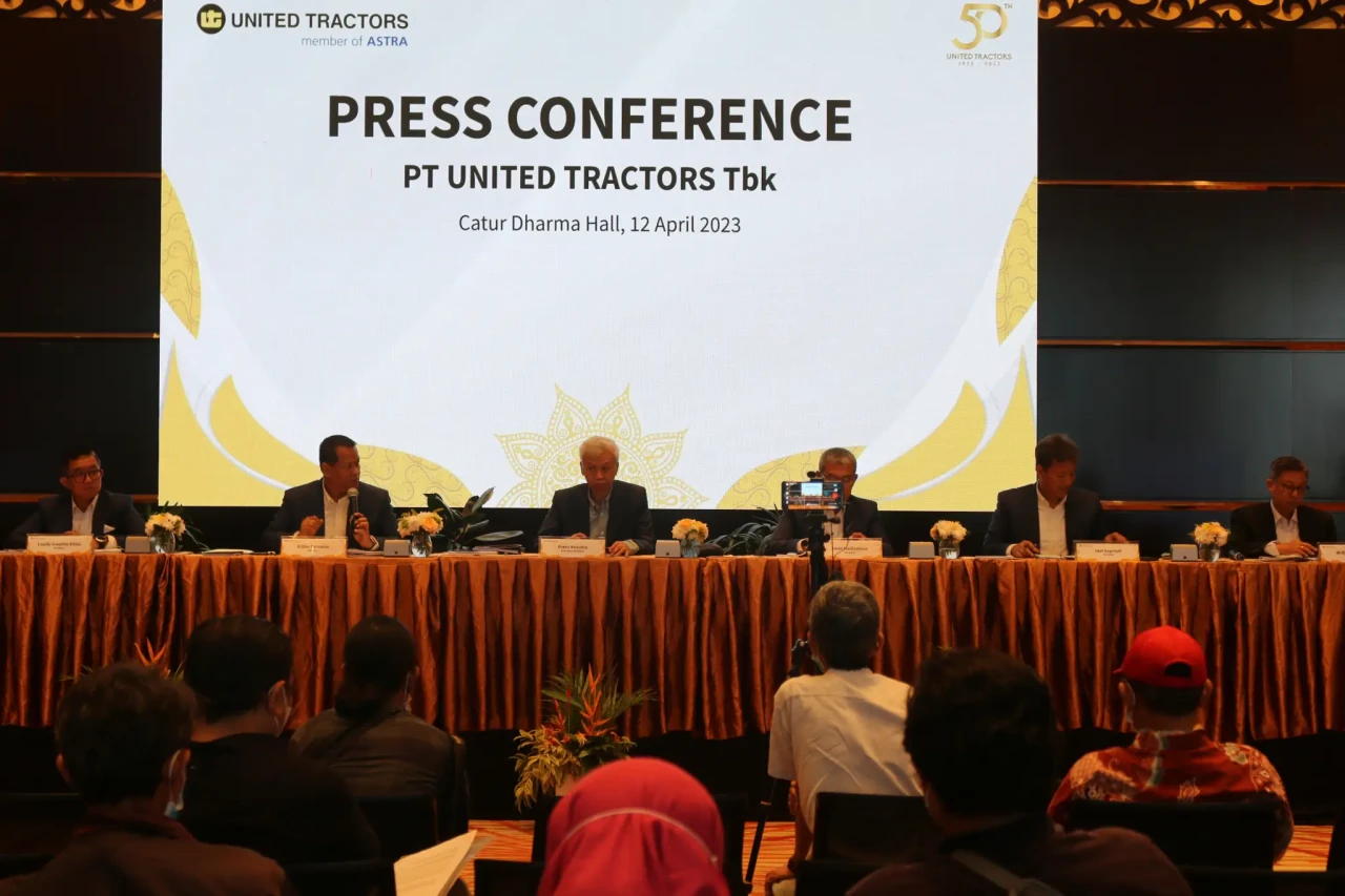 United Tractors Bagikan...